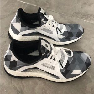 Women’s tennis shoes - worn once - like new